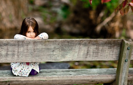 child_sitting_on_a_bench-wallpaper-2048x1536