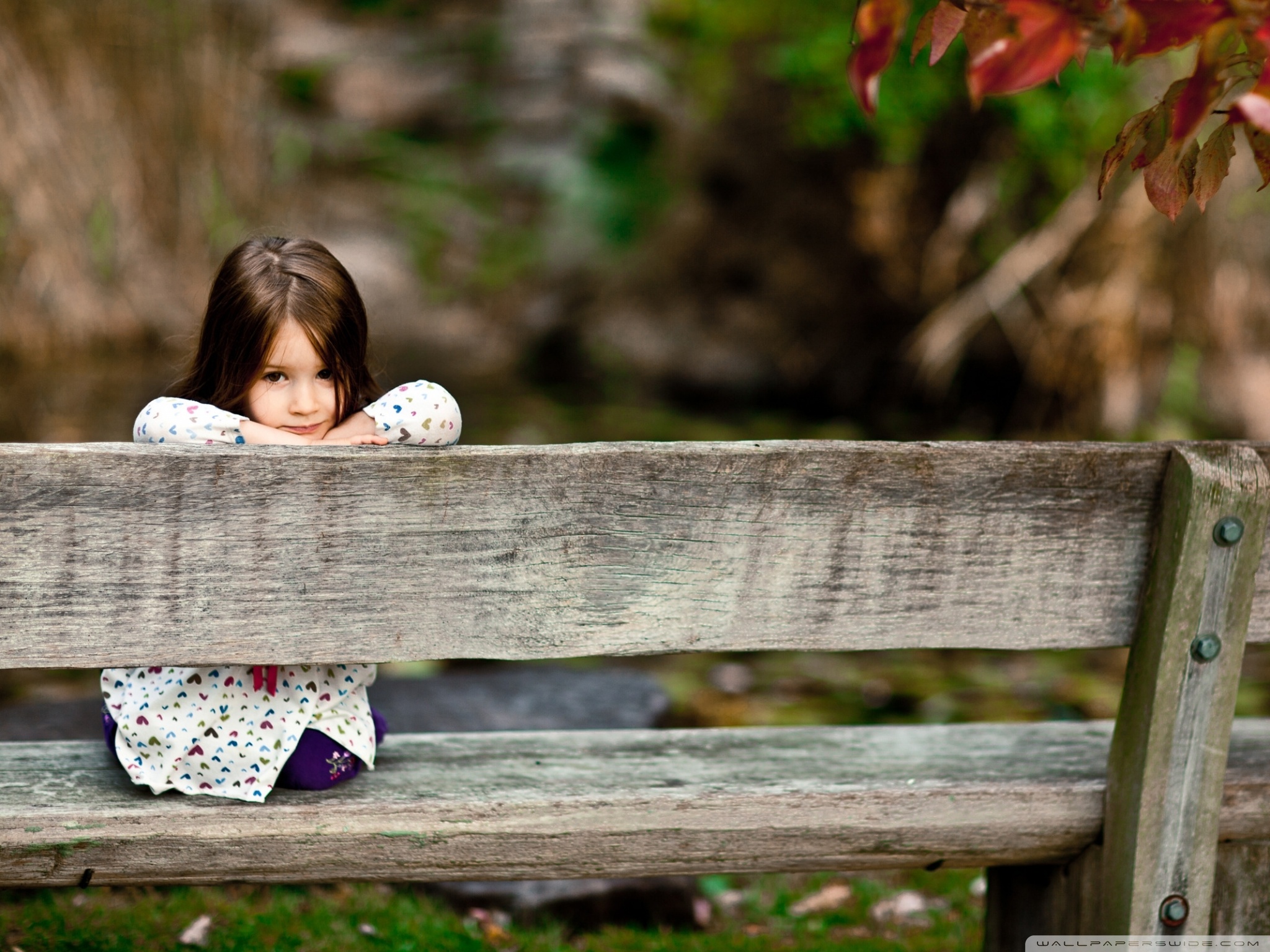 child_sitting_on_a_bench-wallpaper-2048x1536